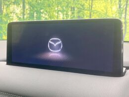 【10.25インチマツダコネクト】車内の雰囲気にマッチした大型ディスプレイ。スマホ接続でのナビ使用やBluetooth再生等、様々な機能が楽しめます。直感的なダイヤル操作が可能で、使い勝手も良好です。