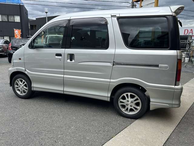 遠方のお客様もご安心ください！全国・登録ご納車可能です！やっぱり直接車を見たいというお客様の代わりに、出来る限りお客様がご自身でお車を見ているように現車を見ながらご説明させて頂きます！