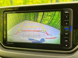 【バックカメラ】駐車時に後方がリアルタイム映像で確認できます。大型商業施設や立体駐車場での駐車時や、夜間のバック時に大活躍！運転スキルに関わらず、今や必須となった装備のひとつです！