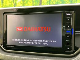 【純正ナビ】人気の純正ナビを装備しております。ナビの使いやすさはもちろん、オーディオ機能も充実！キャンプや旅行はもちろん、通勤や買い物など普段のドライブも楽しくなるはず♪