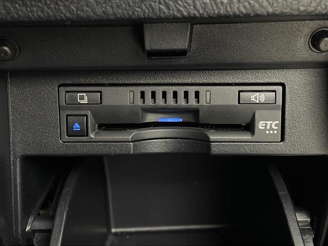 【ETC】有料道路を利用する際に料金所で停止することなく通過できる、ETC車載器（ノンストップ自動料金収受システム機器）が装備されています。セットアップを行うことで利用可能になります。