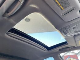 【サンルーフ】開放感たっぷりの希少装備、サンルーフが装着されています！車内に明かりを取り入れたり景色を楽しむ以外にも、車内の空気も簡単に換気できて快適です！