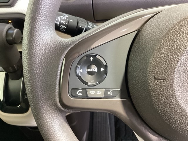 ステアリングにオーディオ操作スイッチが付いています。オーディオ画面に直接タッチしなくても操作が出来ますので、運転に集中できます。
