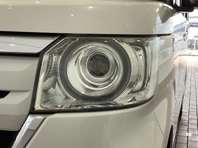 LEDヘッドライトは、点灯の瞬間から最大光量を発揮し、突然暗くなるトンネルなどでの安定感を高めます。
