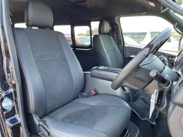 【運転席】気になるシミ、汚れもなく良好なコンディションです。