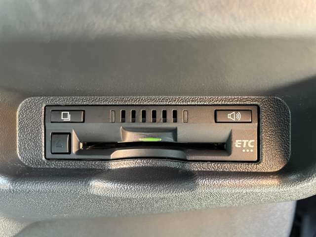 【ETC】有料道路を利用する際に料金所で停止することなく通過できる、ETC車載器（ノンストップ自動料金収受システム機器）が装備されています。セットアップを行うことで利用可能になります。