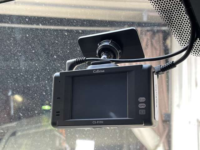【ドライブレコーダー】映像・音声などの運転中の記録を残します。事故などを起こした起こされた時の証拠になりえますので、もしも時でも安心ですね。