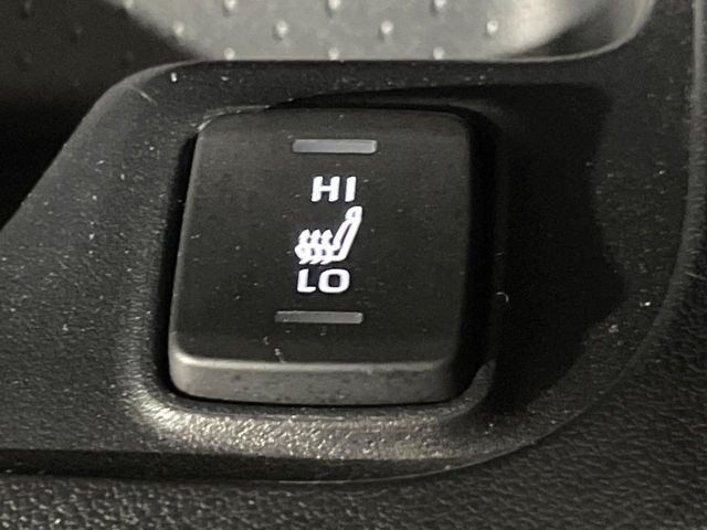 【シートヒーター】寒い日に重宝するシートヒーター！エアコンより早く温まってくれるので寒がりの人も安心ですね♪エアコンの温風は乾燥するから苦手、という方にもをおすすめです。