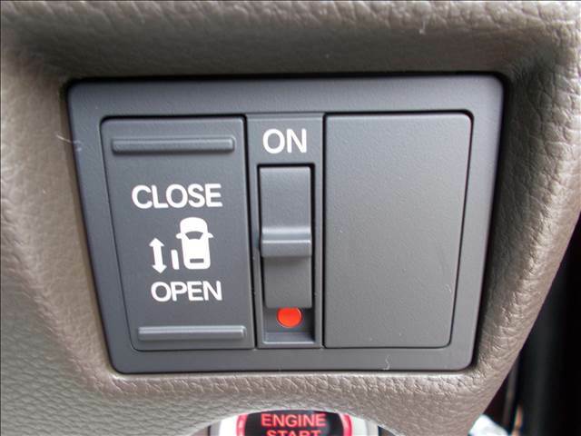 片側電動スライドドア装備！運転席よりボタン一つで開閉可能でございます。