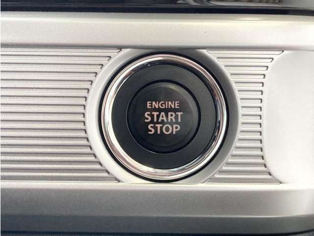 エンジンスタートボタンです。キーが車内にあれば、エンジンの始動・停止はブレーキを踏んでスイッチを押すだけ！キーを取り出す手間を省き、ワンプッシュでエンジンを操作するので簡単でスムーズです。