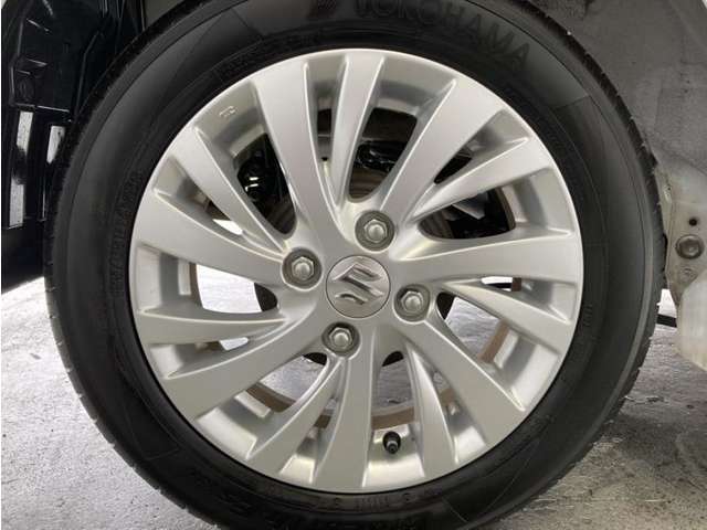 アルミホイール付き！「純正」なので車のデザインともマッチしています。お洒落は足元から。。。といいますから♪