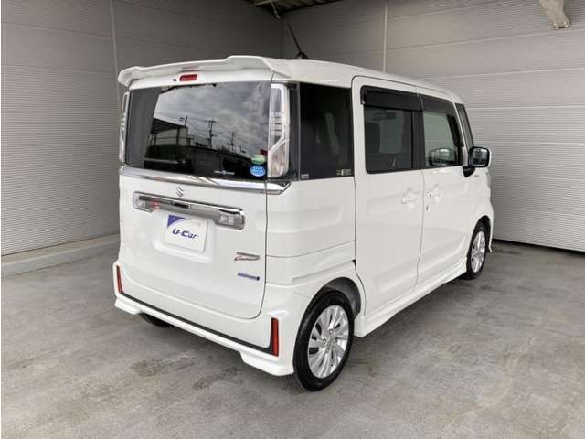 後部座席とリヤはプライバシーガラスになっています。座っている人や置いてある荷物が見えにくくなっているのでプライバシーの確保が出来ます。
