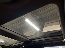 ●サンルーフ：開放感たっぷりの希少装備、サンルーフが装着されています！車内に明かりを取り入れたり景色を楽しむ以外にも、車内の空気も簡単に換気できて快適です！