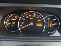 とっても見やすいメーターです。夜間時はラグジュアリーな気分にさせてくれる照明が魅力ですので、夜のドライブも楽しみになりますよ♪