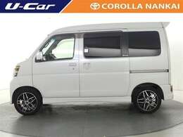 スライドドア付きだから、狭い駐車スペースなどでの 乗り降りラクラク！小さなお子さまのいるご家庭には嬉しい装備。