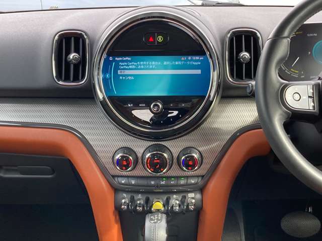 ★ワイド・トレッド、ロング・ホイールベース、ショート・オーバーハング、低重心。ボディの四隅にホイールを配置したMINIは、生粋のアスリートです。