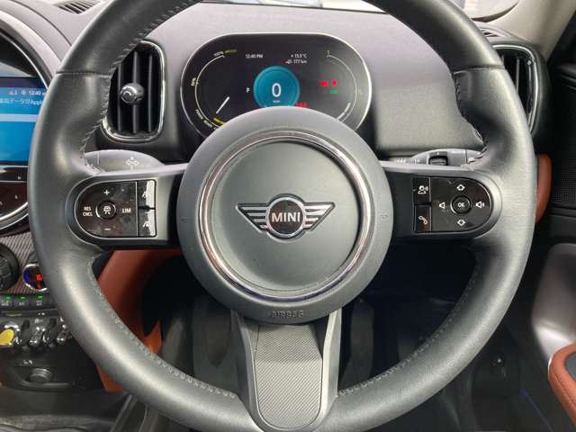 ★ワイド・トレッド、ロング・ホイールベース、ショート・オーバーハング、低重心。ボディの四隅にホイールを配置したMINIは、生粋のアスリートです。