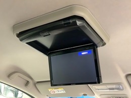 後部座席にリアモニターがあります。