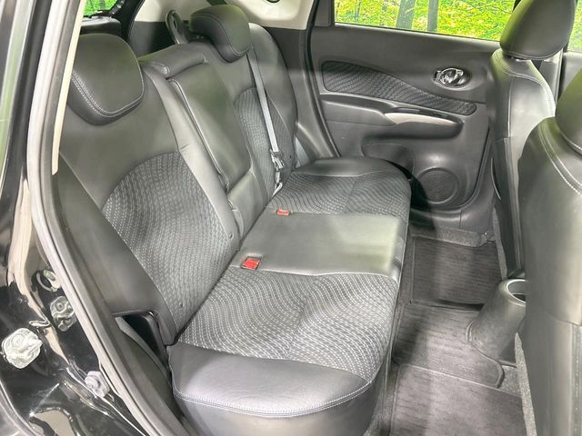後部座席も気になるようなキズ・汚れやへたり等、大きなダメージはなく、良好な状態です。
