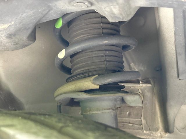 お車を安心してお乗りいただく為には、足回りの定期点検が欠かせません。サービスサポート（有償保証）では無料点検もご提供しており、安心のカーライフをお過ごしいただけるサポート体制が整っています。