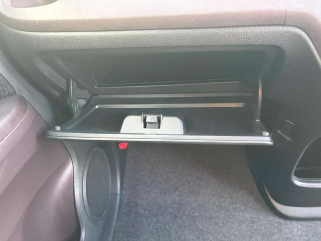 小物入れ等の収納が多いです★嬉しい装備ですよね♪