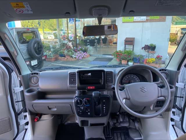 室内の画像です。座席位置が高くとても見晴らしが良く運転しやすいです。ベージュを基調とした空間はとても落ち着い内装です。