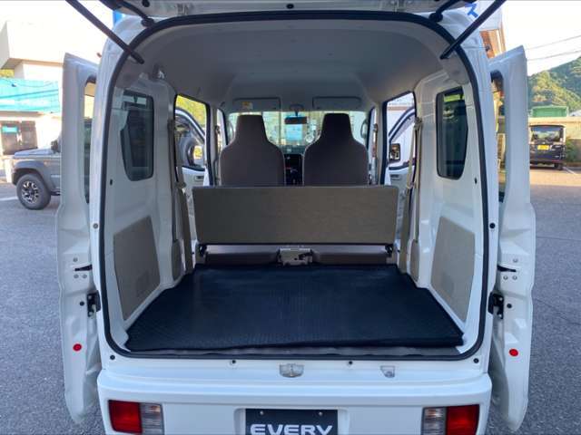 広い荷室です。フラットにもなりますよ♪
