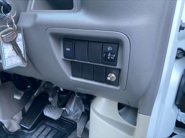 2WDと4WDの切替はスイッチ1つでおこないます。