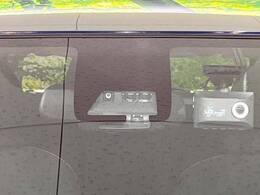【プリクラッシュセーフティ】前方の車両等を検知し、衝突しそうな時は警報で注意を促し、ブレーキを踏む力をサポート。ブレーキを踏めなかった場合は衝突被害軽減ブレーキが作動、衝突回避をサポートします。