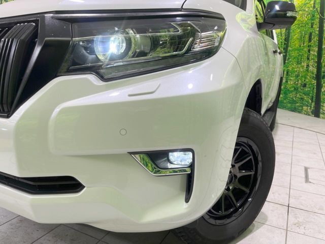 【LEDヘッドライト】悪天候や夜間走行時も良好な視界を確保し安心して運転できる高輝度LEDヘッドライトを装備！点灯速度が早く、消費電力も抑えられています。