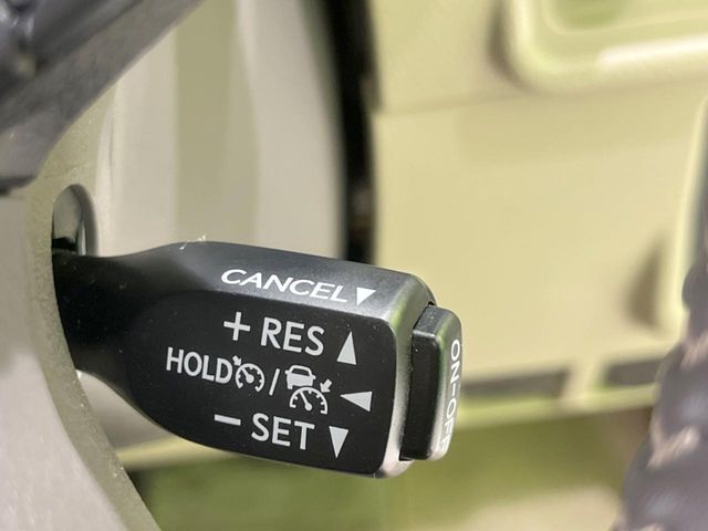 【レーダークルーズコントロール】高速道路での長距離走行が楽に！！自動で速度を保つクルーズコントロールが、衝突軽減システムと連携し、前方の車両を感知して車間を保つように速度調節してくれます！！