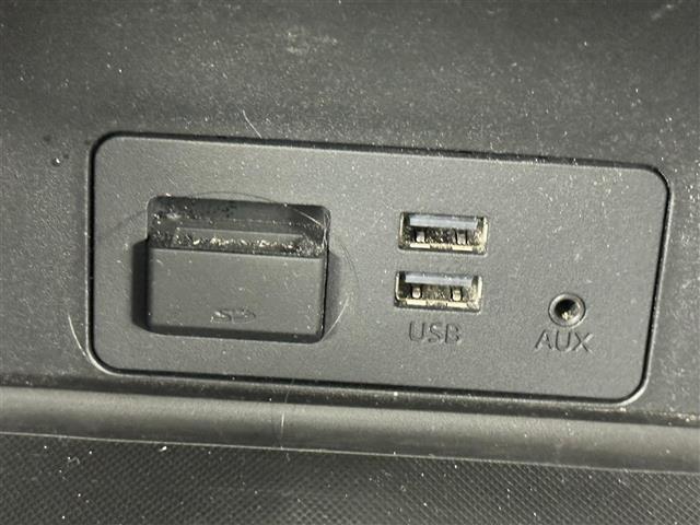 【ETC】有料道路を利用する際に料金所で停止することなく通過できる、ETC車載器（ノンストップ自動料金収受システム機器）が装備されています。セットアップを行うことで利用可能になります。