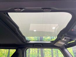 【ガラスルーフ】ガラスルーフ搭載で車内の解放感が一気にアップ！開放的なドライブをお楽しみいただけます。