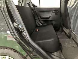 リア席足元ゆったり。