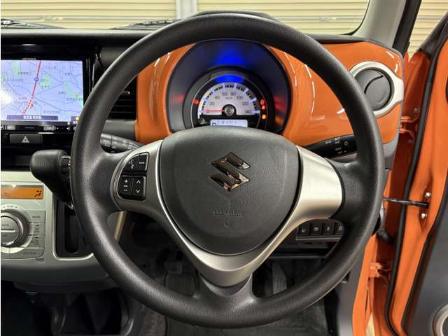 【純正ステアリング】手にしっかり馴染みとても運転しやすいハンドルです。ハンドルを握った感触も良くフィットします。