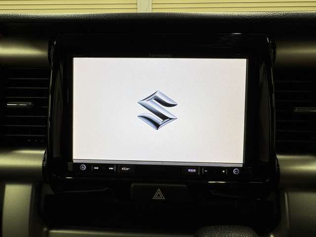 【純正8型ナビ】ナビ利用時のマップ表示は見やすく、純正品ならではの一体感のある内装になります。いつものドライブがグッと楽しくなります！