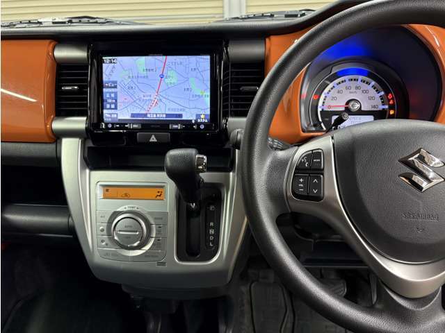 【純正ステアリング】手にしっかり馴染みとても運転しやすいハンドルです。ハンドルを握った感触も良くフィットします。