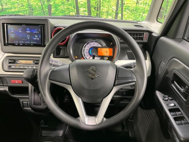 インテリアに合わせたデザインのステアリングは、運転される方のことも考え、運転しやすい形状、大きさです。是非一度、実際に触ってお確かめください。