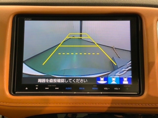 リバースギアに入れるだけで後方の表示へ切り替わります。夜間や雨の日の駐車も楽になりますよ。