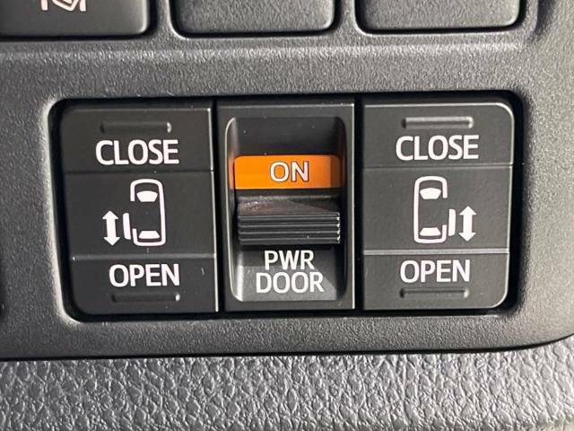 【両側パワースライドドア】スマートキーや運転席のスイッチで後席両側スライドドアの開閉が可能♪電動だから力を入れてドアを開ける必要が無く、小さなお子様でも簡単に開け閉めでき快適です♪