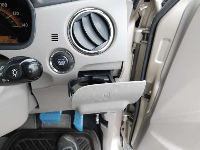 ドリンクホルダー2個分あり