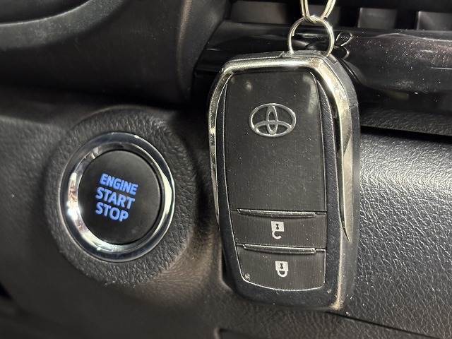 【スマートキー】車内へのアクセスやエンジン始動が楽々に行える今や必須アイテムのキー複製防止の「イモビライザー」まで備わっております。