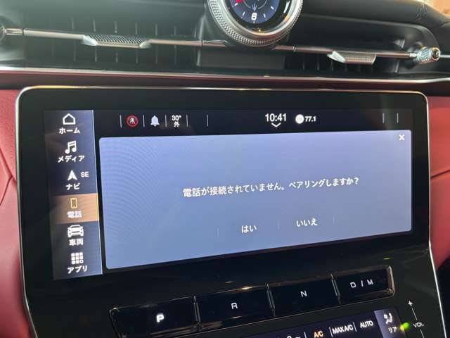 手持ちのiPhoneと接続することで、車内のディスプレイを使って音楽や通話、動画の視聴を楽しめます！Siriを介した音声コマンドで、便利に操作することもできます！