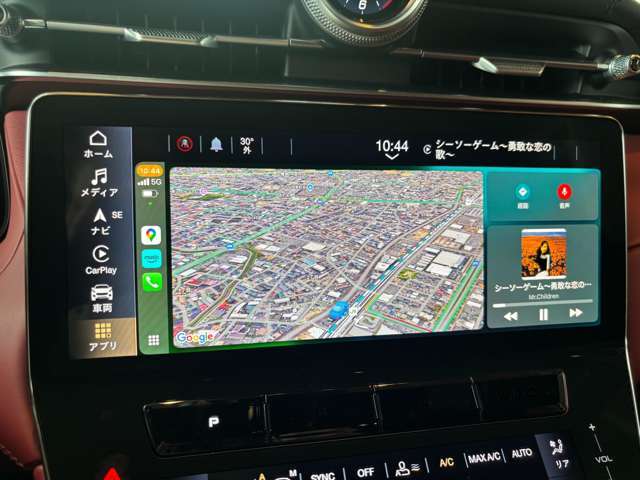 手持ちのiPhoneと接続することで、車内のディスプレイを使って音楽や通話、動画の視聴を楽しめます！Siriを介した音声コマンドで、便利に操作することもできます！