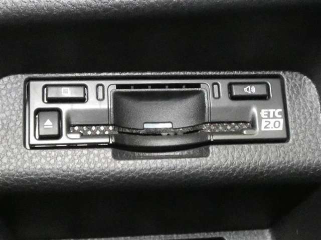 高速道路を賢く使うETC2.0装備です。高速道路とクルマが情報を連携して渋滞の迂回ルートや災害時の適切な誘導をしてくれたりします。