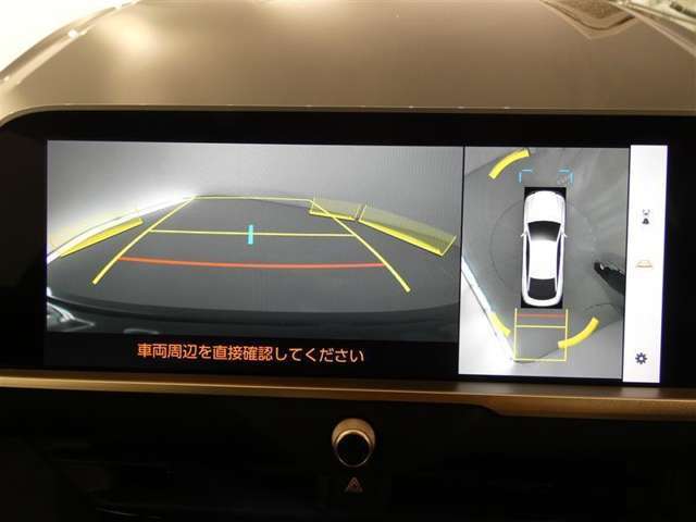 パノラミックビューモニターを装備。クルマを真上から見るように周囲を確認できます。