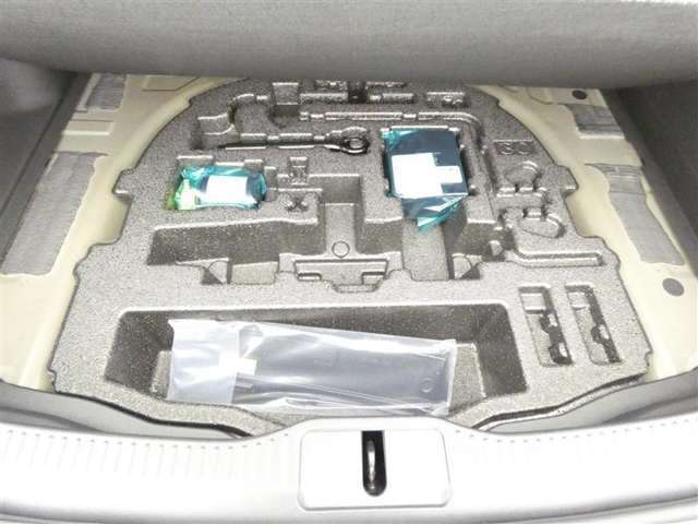 スペアタイヤレス車です。応急セットを搭載しております。