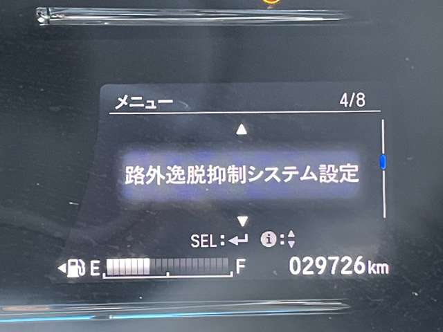 ◆【路外逸脱抑制機能】はみ出しそうなとき、ディスプレー表示とステアリング振動の警告で注意を促すとともに、車線内へ戻るようにステアリング操作を支援します。機能には限界があるためご注意ください。