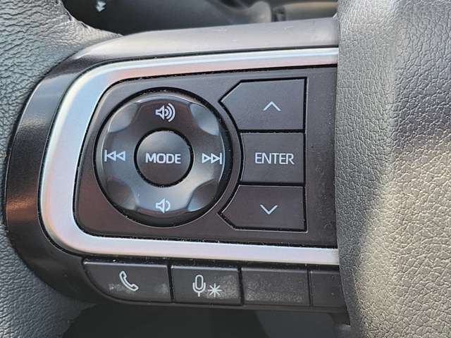 運転中にハンドルで音量調整などできる便利なスイッチです♪
