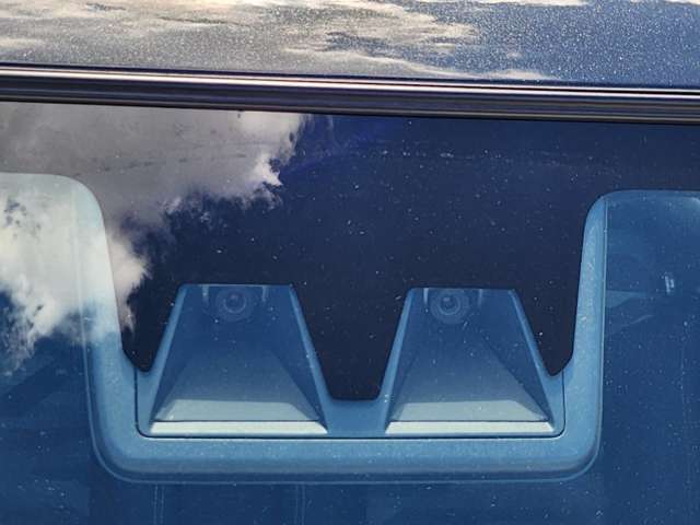 車両前方の障害物や車線などの運転支援に装着されております。